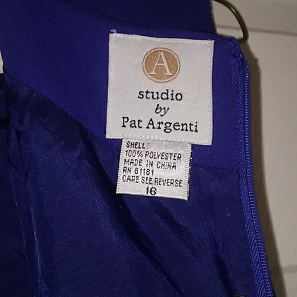 Women's Sleeveless Pleated Crepe Dress - Picture 8 of 12